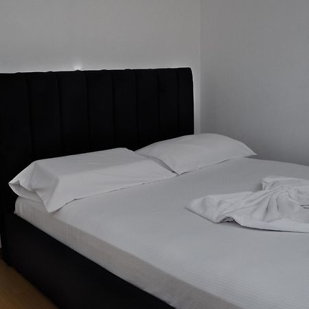 Albjona Guesthouse ティラナ エクステリア 写真