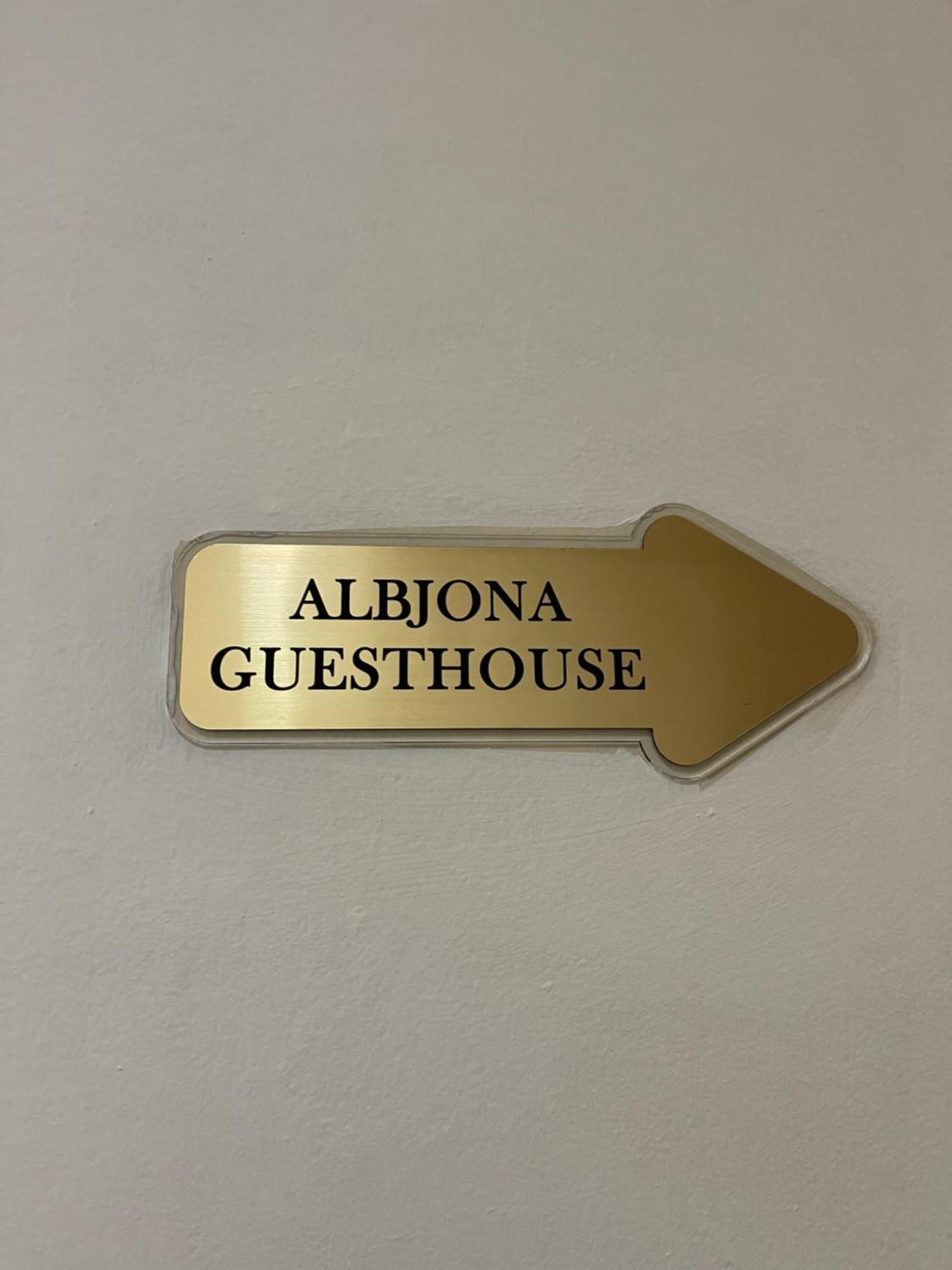 Albjona Guesthouse ティラナ エクステリア 写真